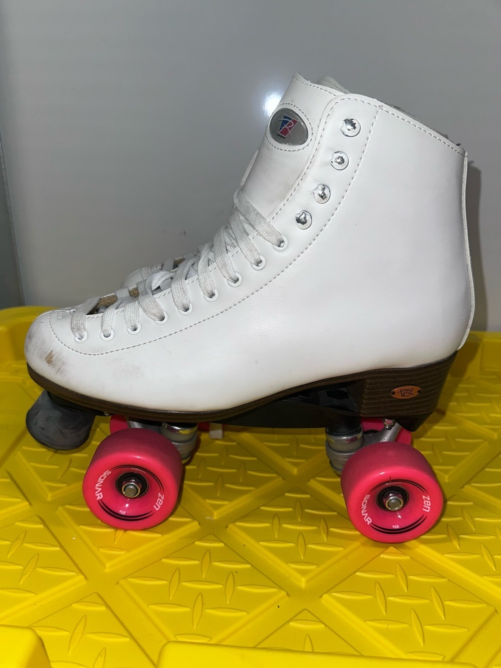 Riedell 111 White Quad Roller Skates Size 10 w /Sonar Zen Wheels